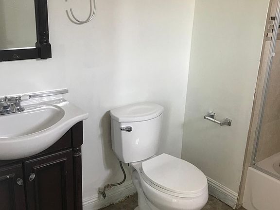4th image of 950 W 43rd Pl