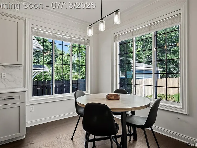 1049 Chapin Ave — Photo 15
