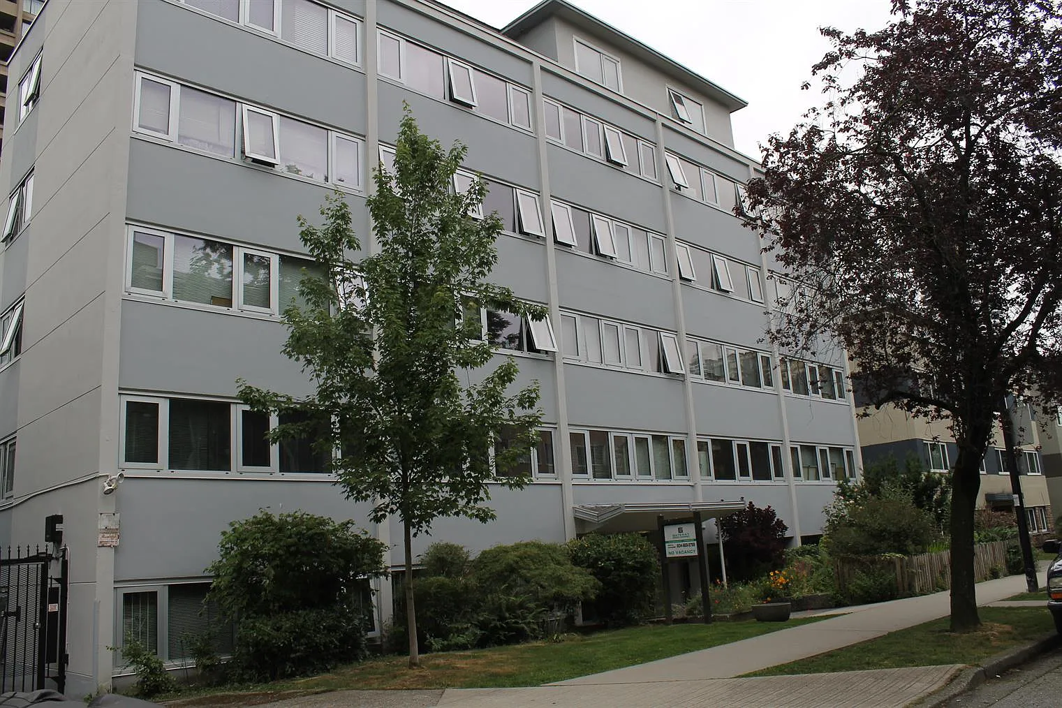 Comox Manor — Photo 3
