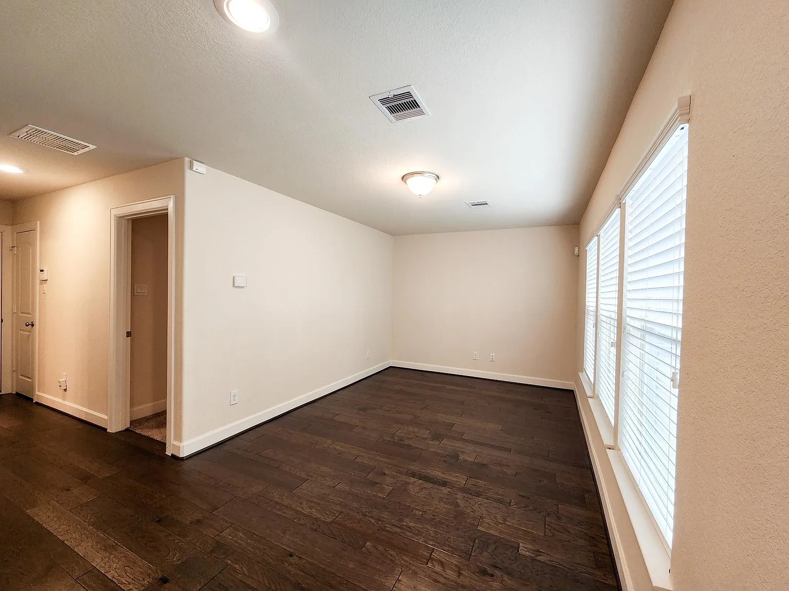 3 bed, 3.5 bath, 1918 sqft, $2,900 — Photo 3