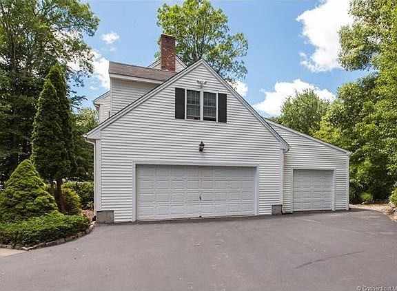 3 car garage, flat driveway, plenty of parking.
