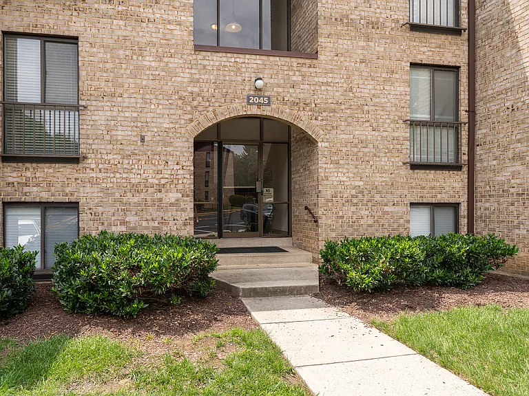 2045 Royal Fern Ct #11C — Photo 1