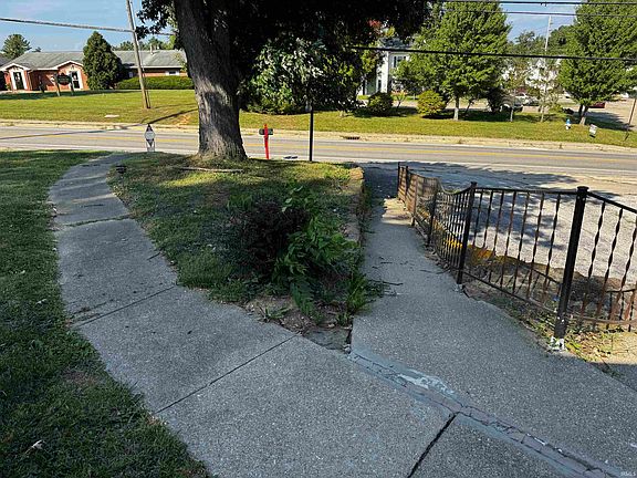 3rd image of 208 N Smith Rd
