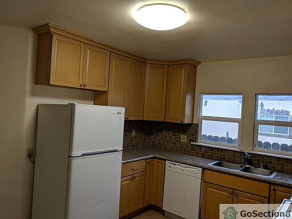 5th image of 504 W 5th St