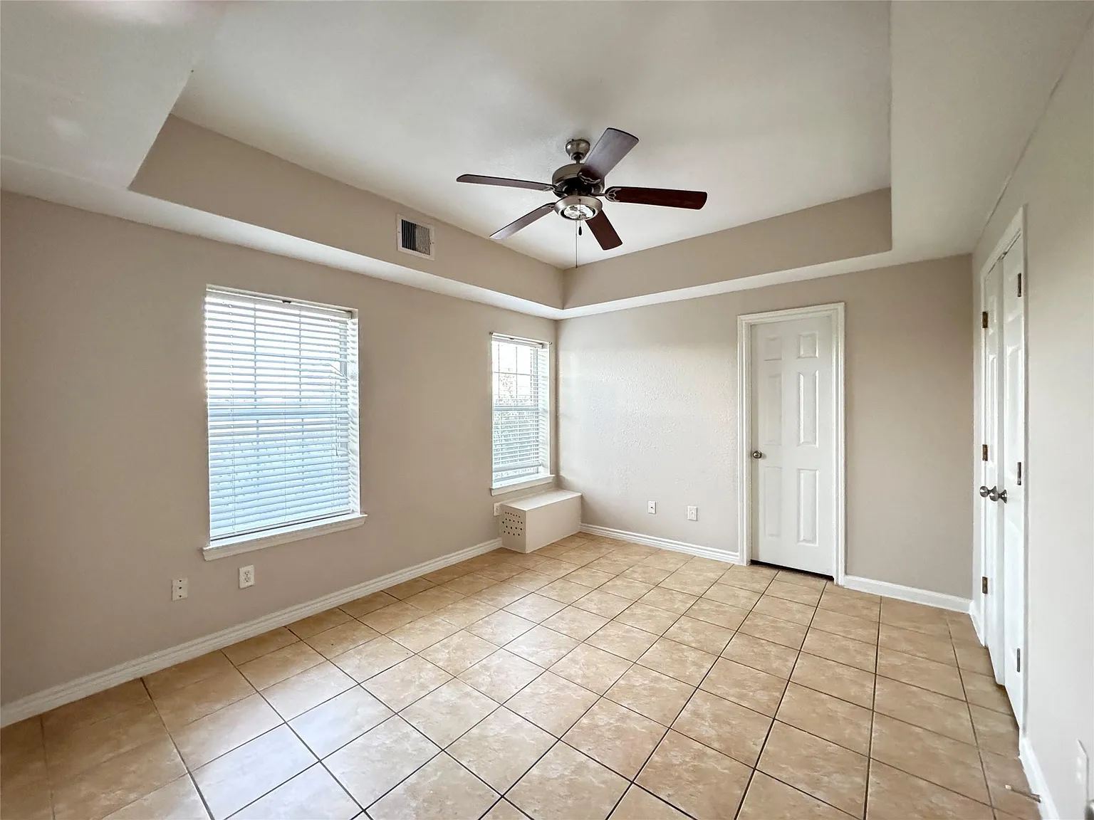 3 bed, 2.5 bath, 1636 sqft, $1,400 — Photo 4