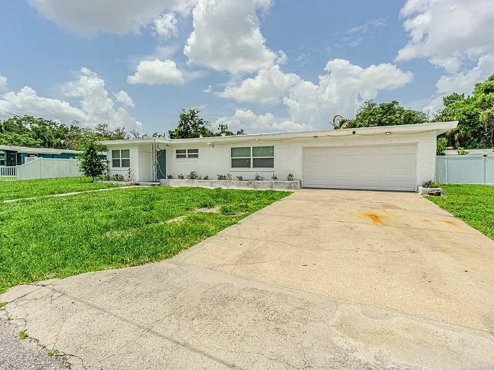 8706 Ruth Pl