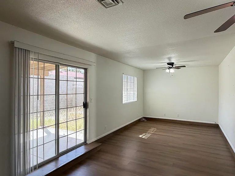 1543 W 12th Ln — Photo 6
