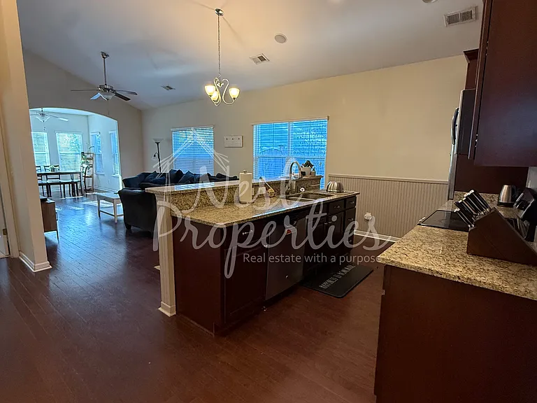 613 Finnegan Ln — Photo 8
