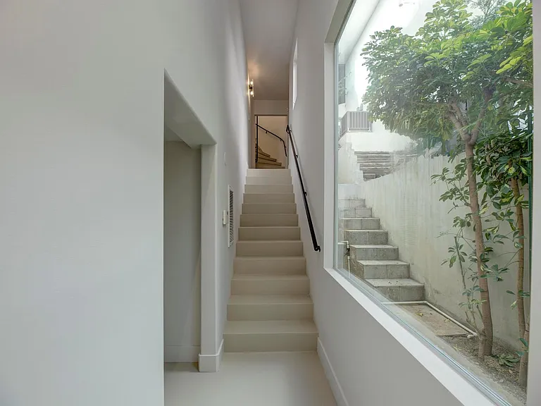 1716 N Queens Ct — Photo 12