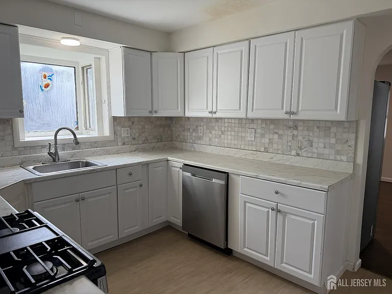 2729 Woodbridge Ave — Photo 9