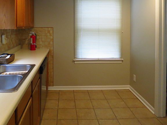 5th image of 820 N Patton Ave