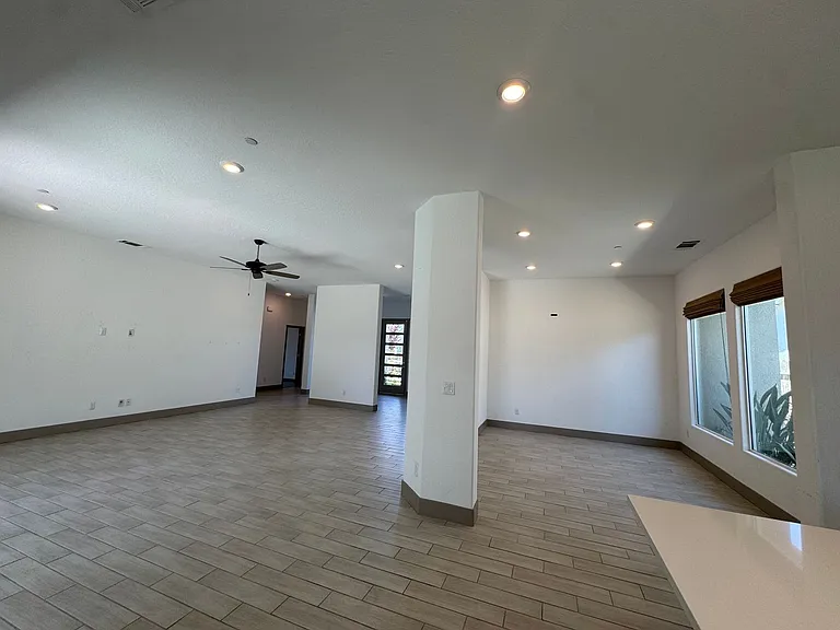 2637 W Andrew Ln — Photo 6