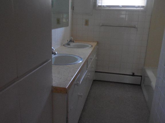 Bath w/double sinks----ample storage