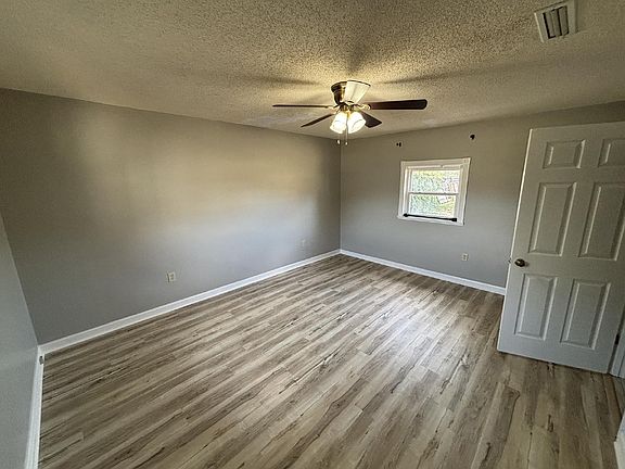 4th image of 109 N Broadway St