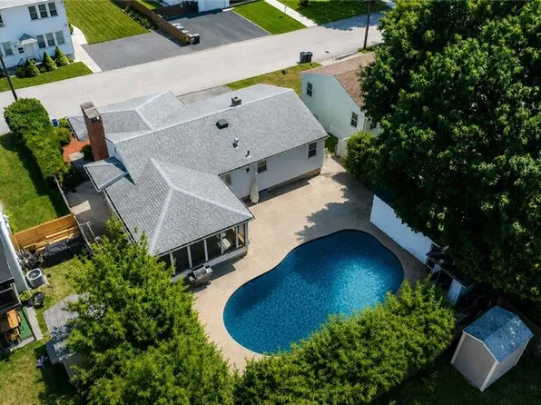 8 Flanders St, Johnston, RI 02919