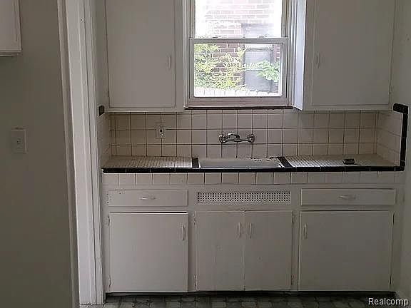 2nd image of 11007 Beaconsfield St