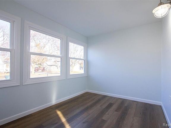 4th image of 1308 E Milton Ave
