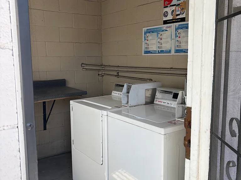 527 N Alameda Ave — Photo 17