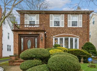 44 Jayson Ave, Great Neck, NY 11021