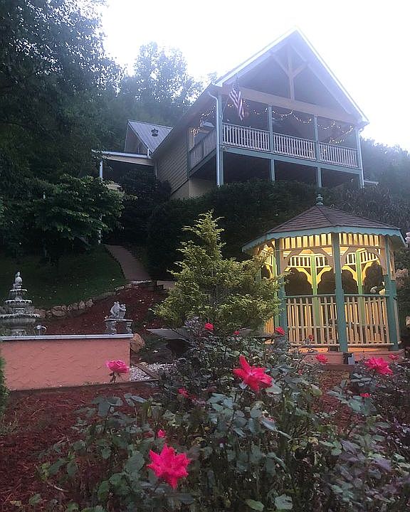 pond, gazebo and lodge 
