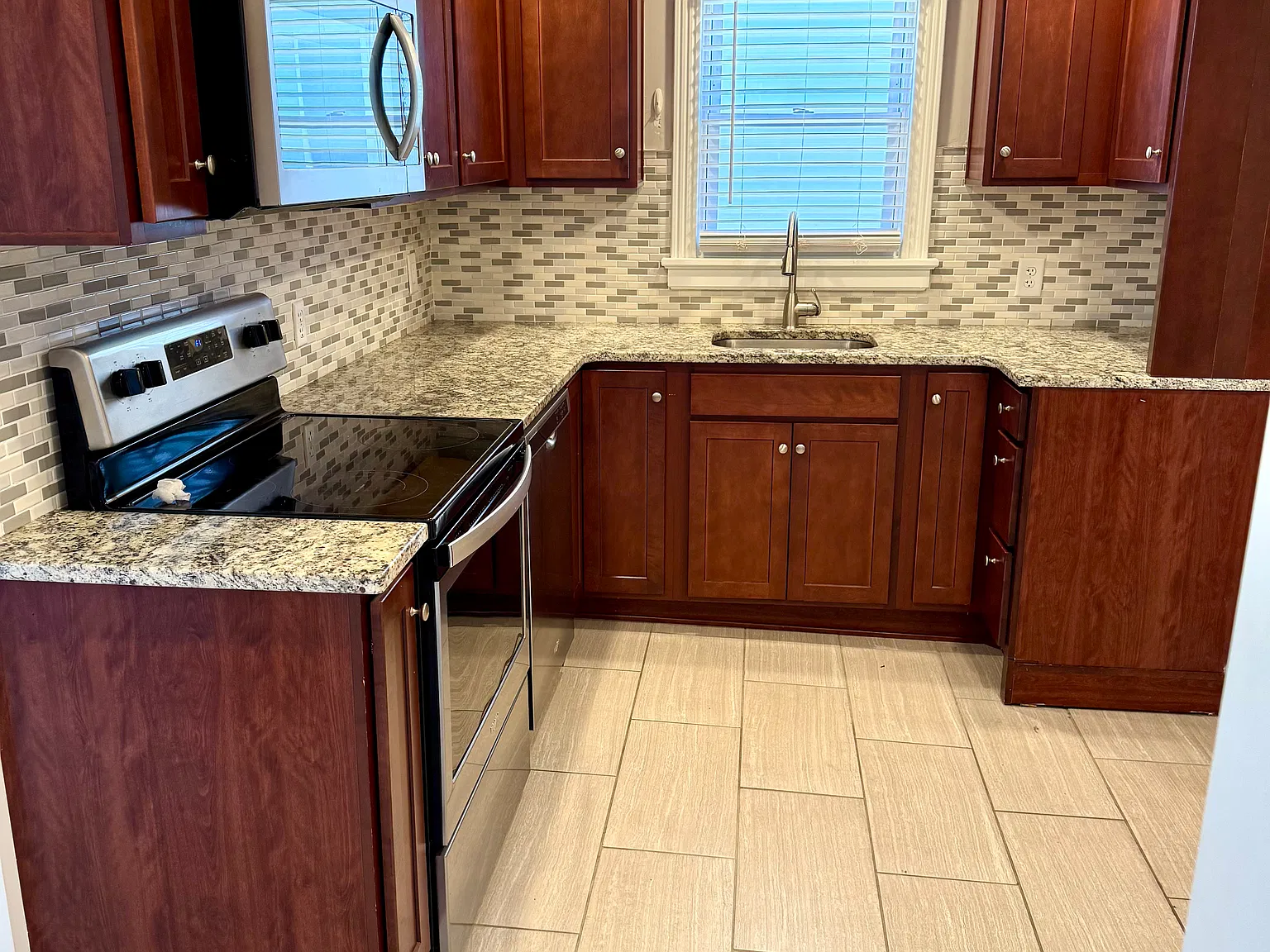3 bed, 1368 sqft, $1,995 — Photo 2