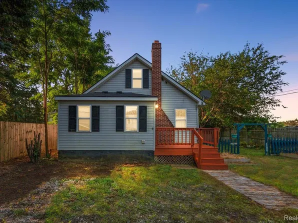 108 Oakwood St, Holly, MI 48442