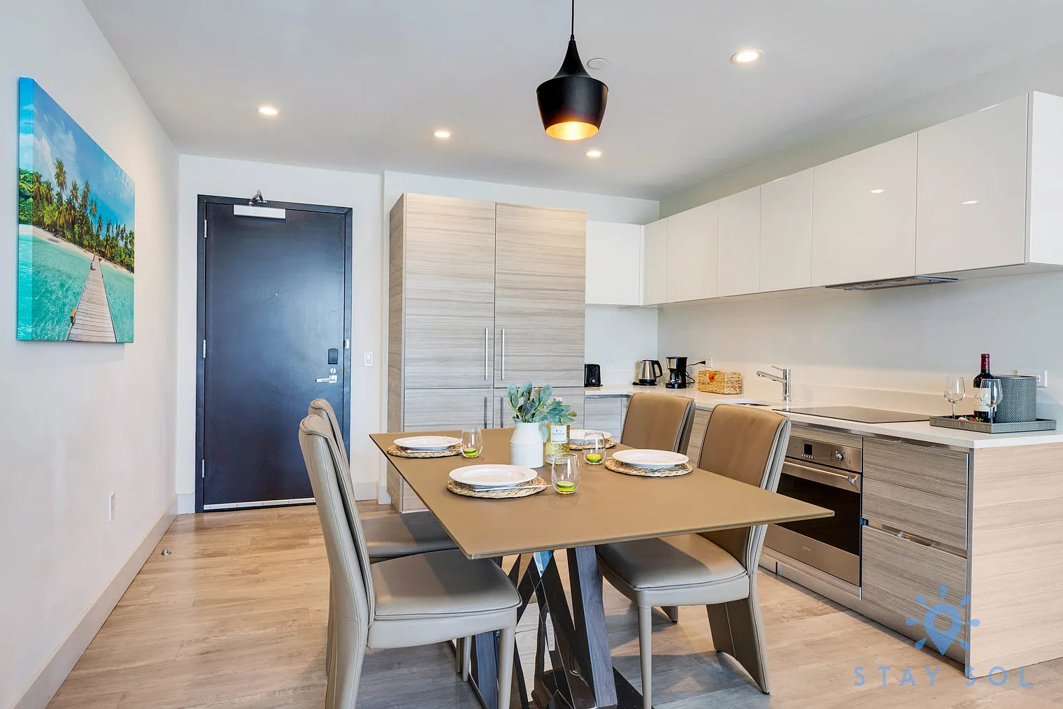 1 bed, 1.0 bath, 742 sqft, $5,453 — Photo 4