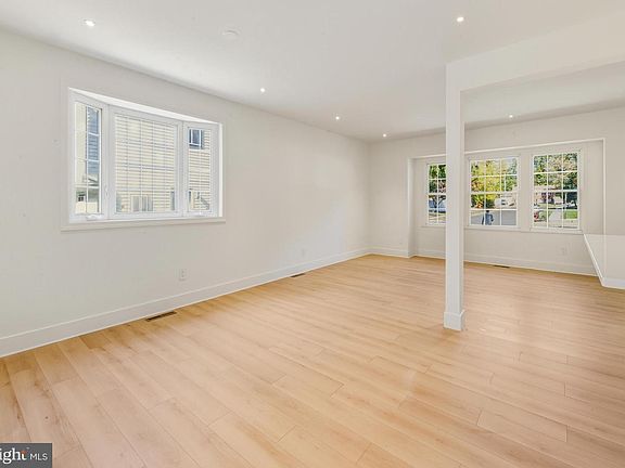 4th image of 1015 Merrymount Ave S