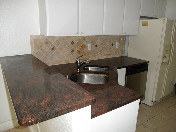 4th image of 913 Pipers Cay Dr