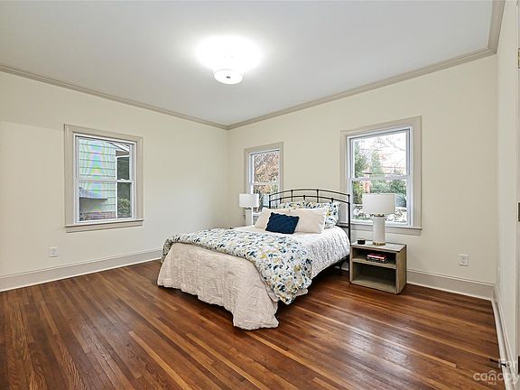 5th image of 924 S York St