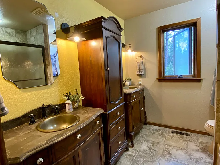 Spruce & Pine cabin
Downstairs bathroom, shower/tub combo