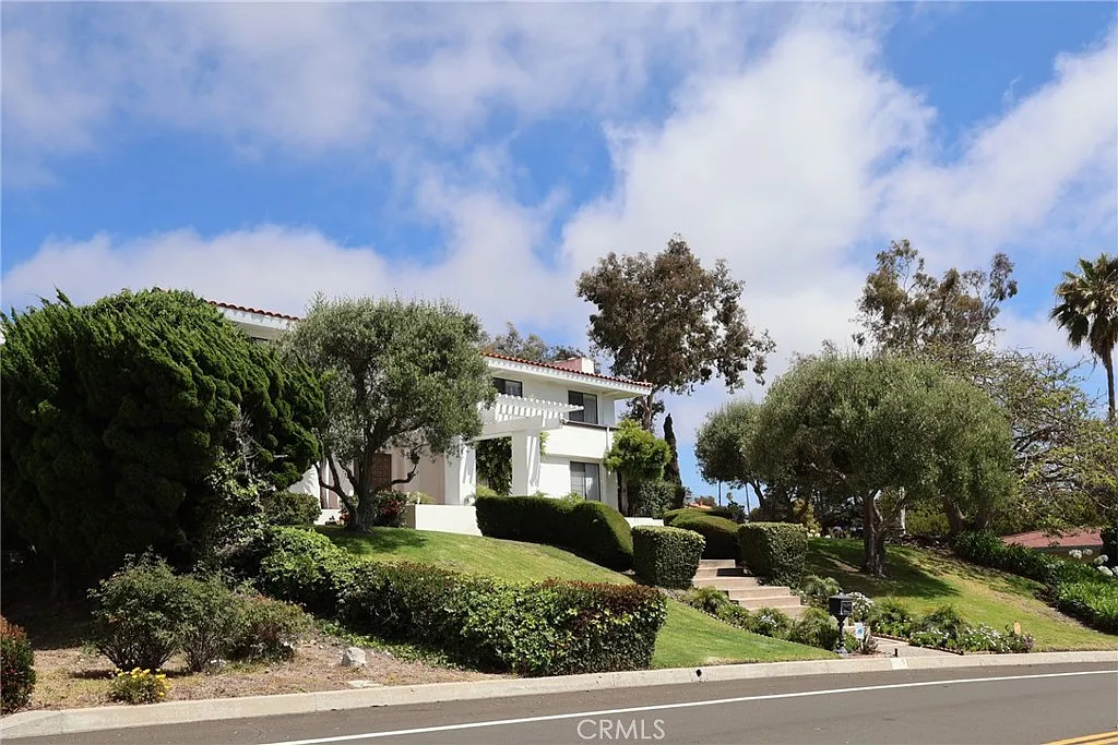 5 bed, 4.5 bath, 4956 sqft, $10,000 — Photo 2
