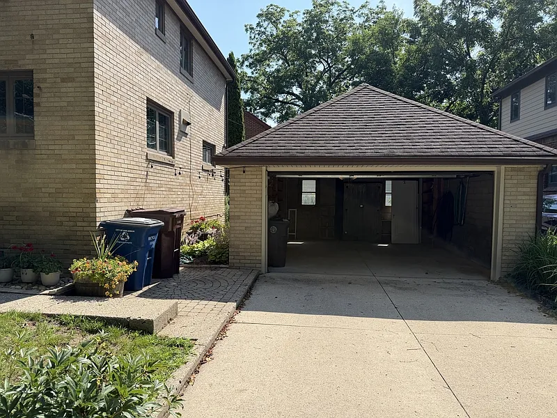 3 bed, 1.5 bath, 1700 sqft, $2,700 — Photo 2