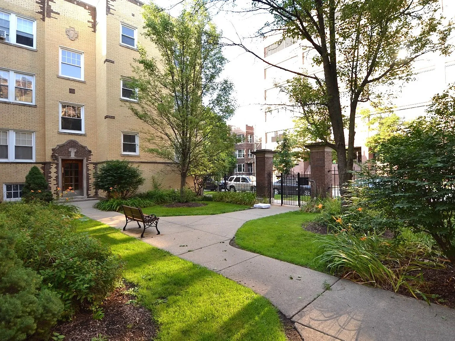 4402 N Rockwell St, Unit 1 #APT — Photo 2