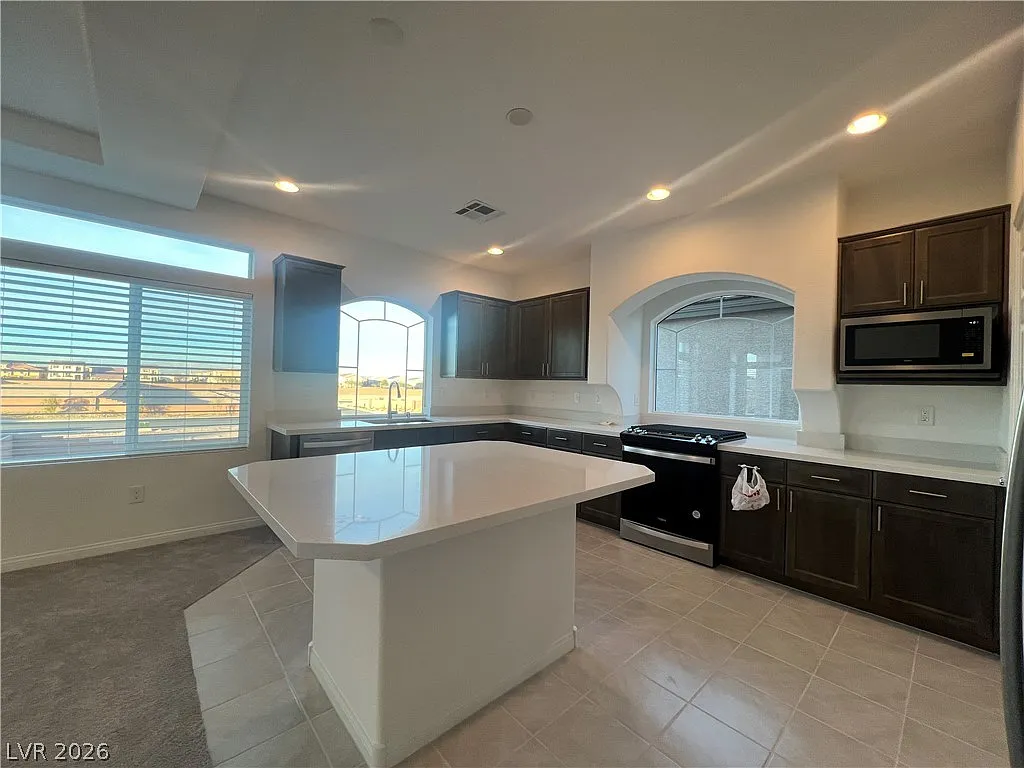 4 bed, 3.5 bath, 3065 sqft, $2,750 — Photo 4