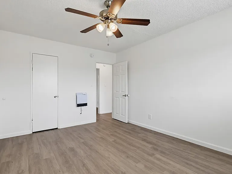 Pet Friendly Apartment Complex in South LA - Gated Parking, Laundry In-Units, Manager On-Site — Photo 24