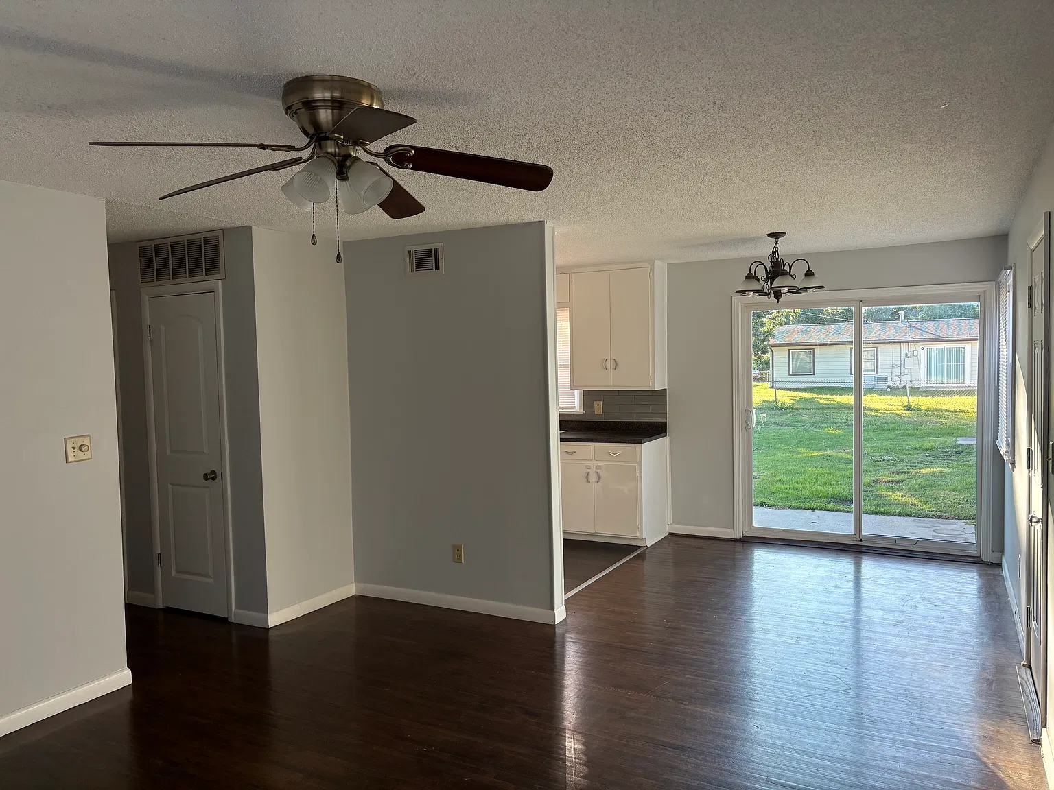 3 bed, 1000 sqft, $1,200 — Photo 2