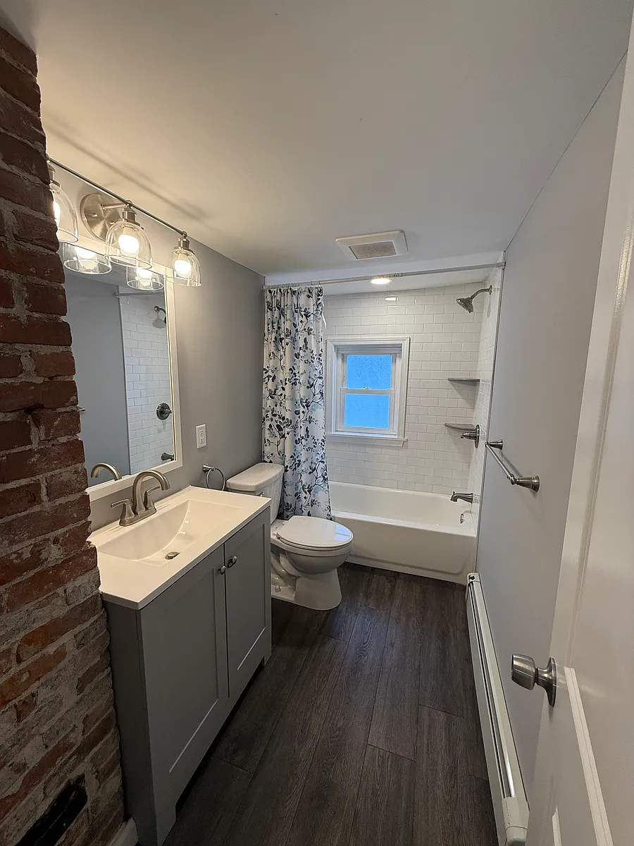 Building Photo - 585 Thompsonville Rd #B