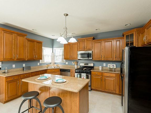 4th image of 915 Terraceside Cir