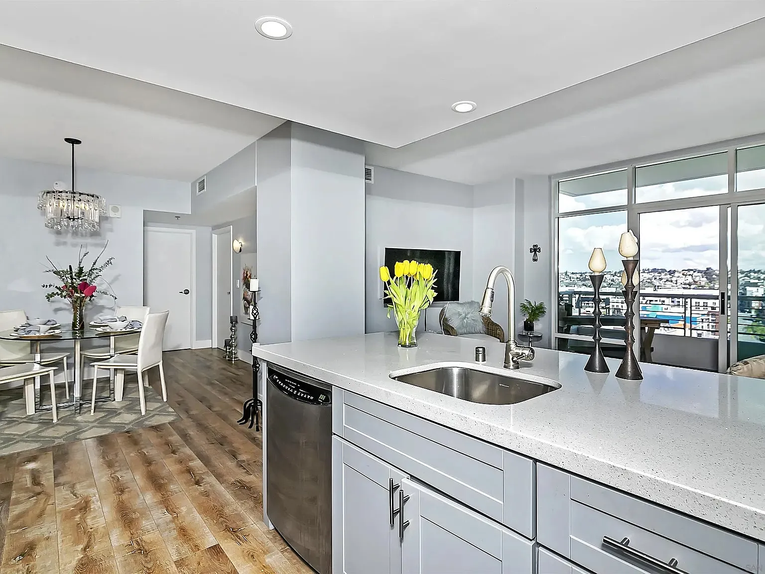 2 bed, 873 sqft, $4,500 — Photo 2