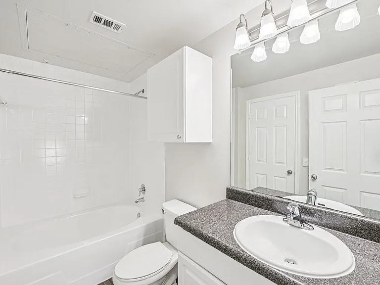 Oaks Riverchase Apartments — Photo 12