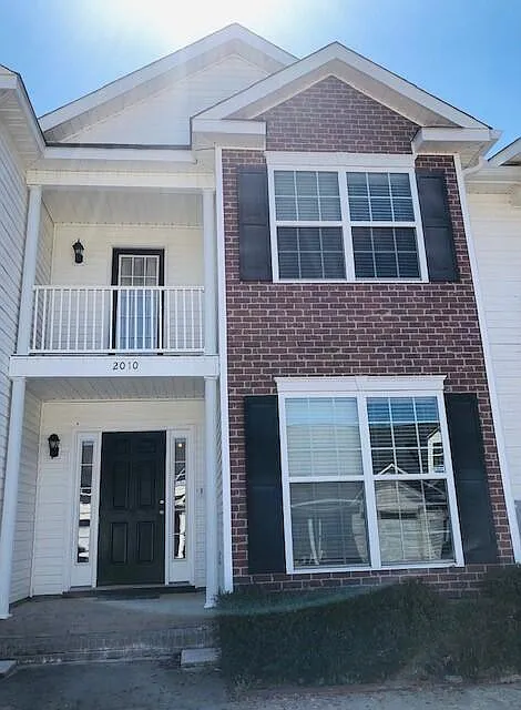 3 bed, 2.5 bath, 1974 sqft, $1,800 — Photo 1