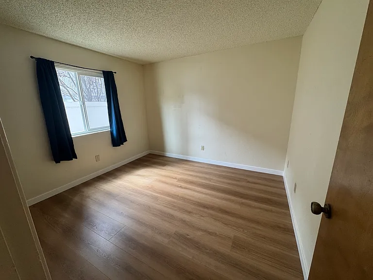 1348 Mentone Ave #C — Photo 8