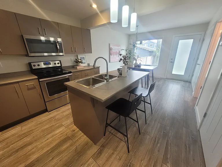 1616 B Alexandra Ave — Photo 3