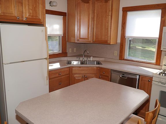 Fully equipped kitchen with center island