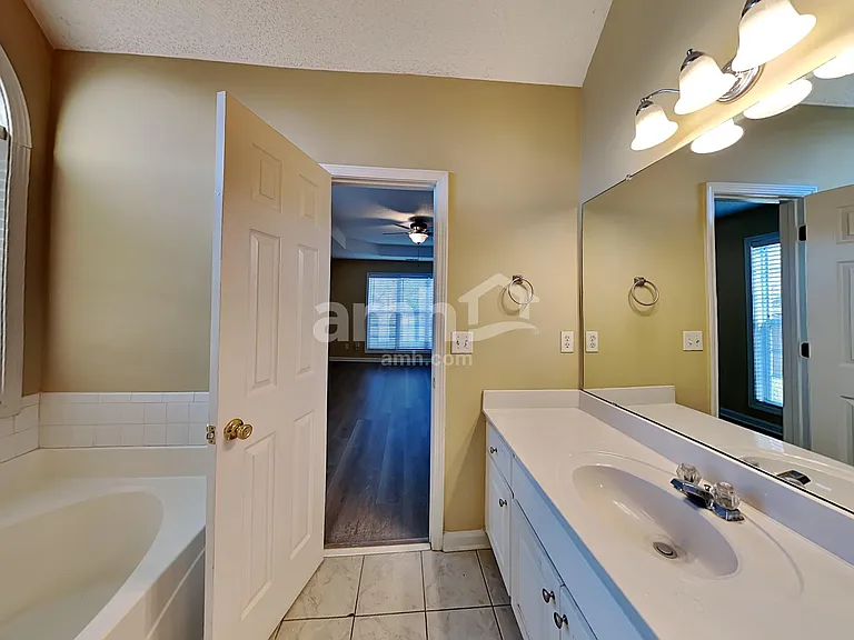 447 The Gables Dr — Photo 9