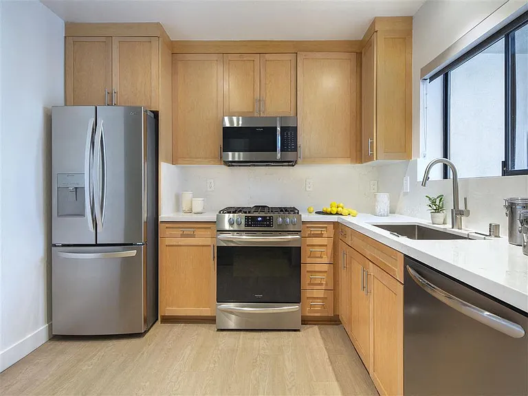 11665 Mayfield Ave — Photo 2