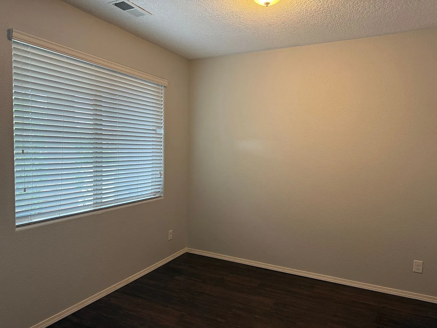 Modern 4 Br, 3 Ba w/ major appliances, 2723 sq ft and 3 living areas. — Photo 2