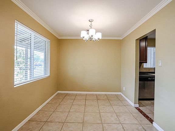 5th image of 1005 E Cavalier Dr