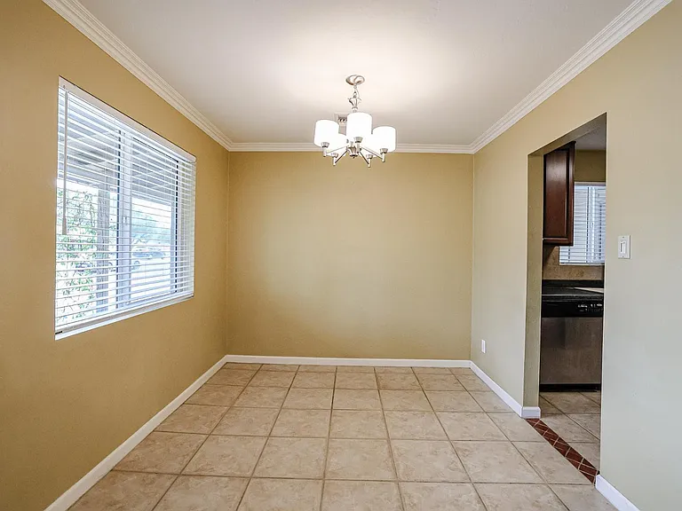 1005 E Cavalier Dr — Photo 5